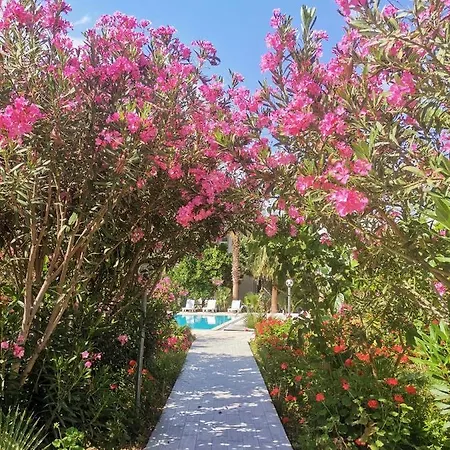 Kiris Garden Hotel